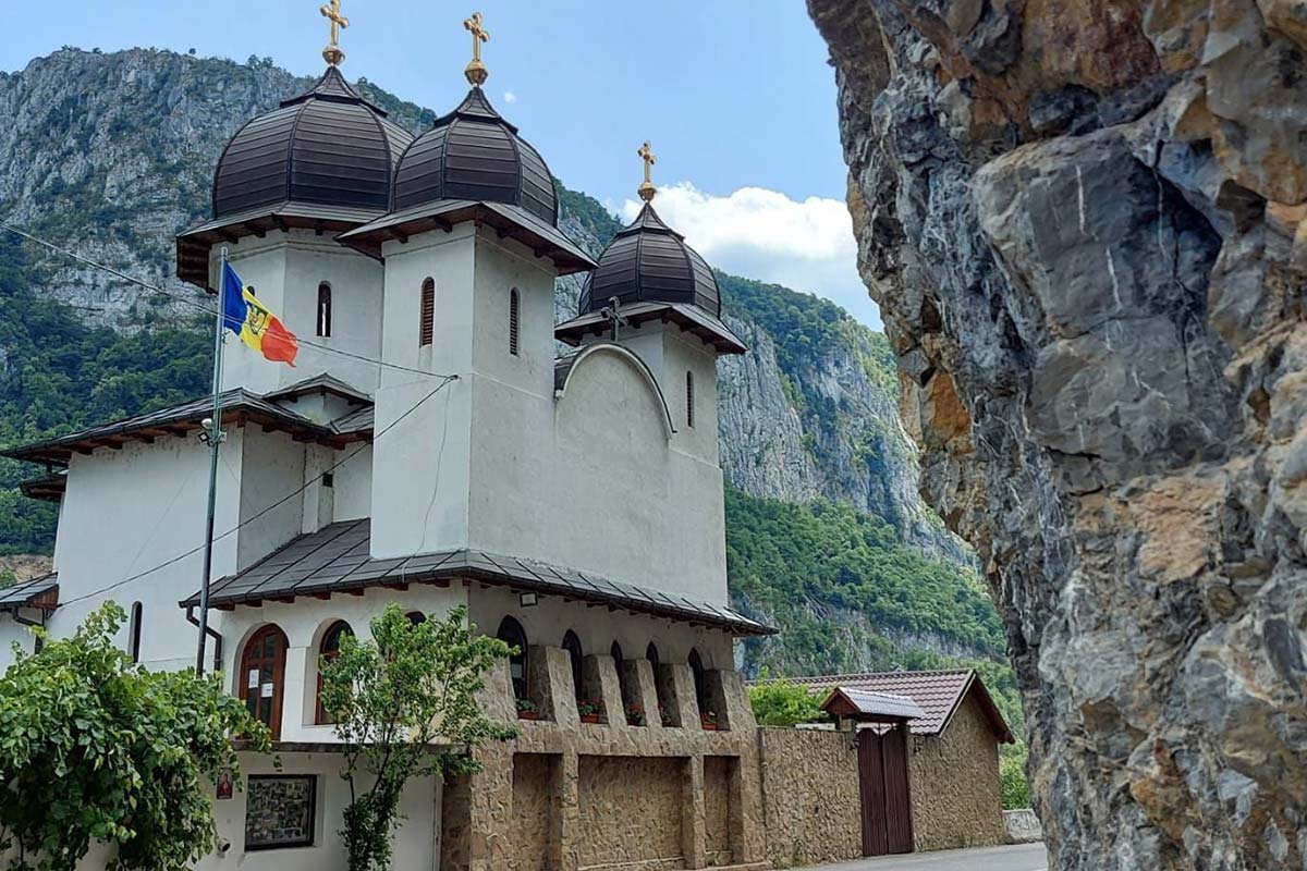 The monastery from Valea Mracunei
